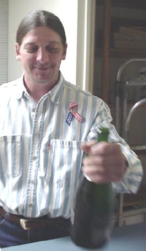 Rich servering champagne